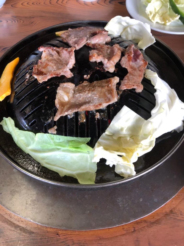 長野県にキャンプにきたら食べてほしいものジンギスカン！！ケンミンショーで紹介されたラムもマトンも激うま！ | ゆーのキャンプギア発掘